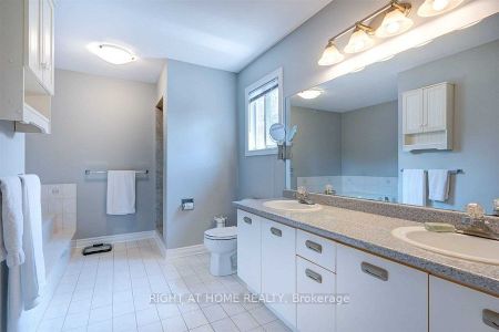 For Lease - 207 Kensit Avenue, Newmarket, Ontario - Photo 2