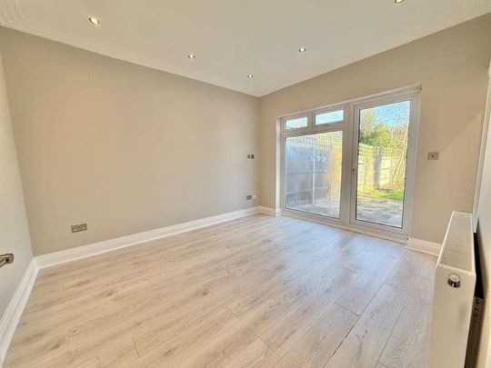 Hale Grove Gardens, London, NW7 - Photo 1