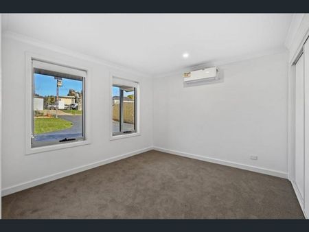 Modern, Low-Maintenance Living in the Heart of Drouin - Photo 3