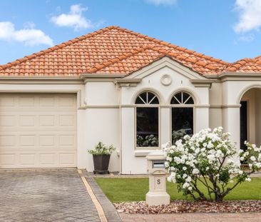 Immaculate Family Home with a Pool! - Photo 1