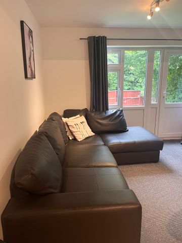 This spacious 5 bedroom house sits on the doorstep of the University of Kent Room 3 - Photo 2