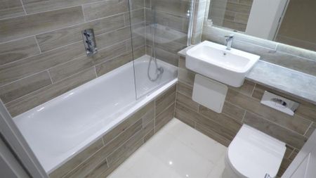 3 bedroom flat to rent - Photo 4