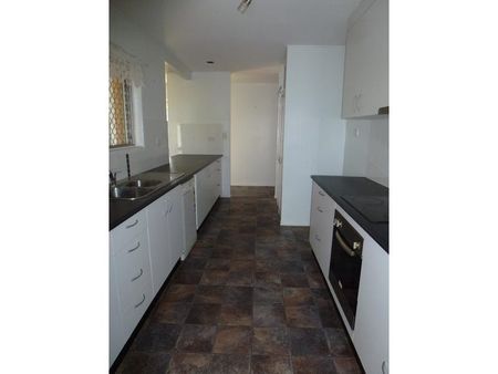 3 BEDROOM HOUSE - WEST MACKAY - Photo 5