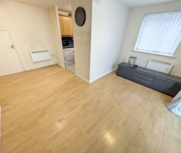2 bedroom Flat To Let - Photo 2