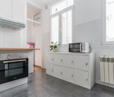 Room with a balcony in Redondilla Street - Photo 3