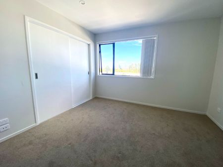 MANGERE BRIDGE, 4 BEDROOMS - Photo 2