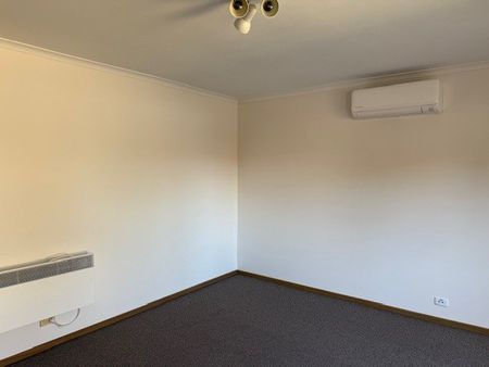 STYLISH, MOVE-IN READY HOME WITH COURTYARD & DOUBLE GARAGE - Photo 2
