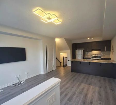 For Lease - 567 Ozawa Private Unit# 32, Manor Park - Cardinal Glen and Area, Ontario - Photo 4