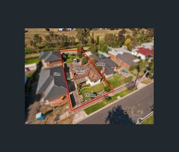 SPACIOUS FAMILY HOME IN PRIME SUNSHINE LOCATION - Photo 2