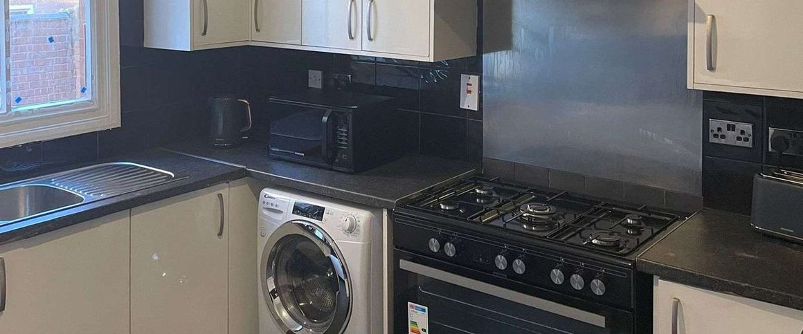 Highfield Street Room 5 - Photo 1