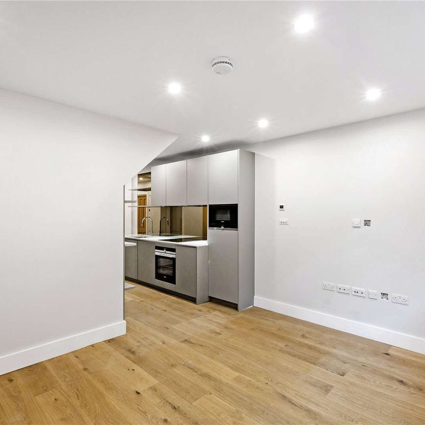 A lovely two bedroom ground floor flat forming part of a converted pub in Little Chelsea - Photo 1