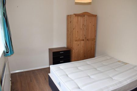 4 bedroom semi-detached house to rent - Photo 4