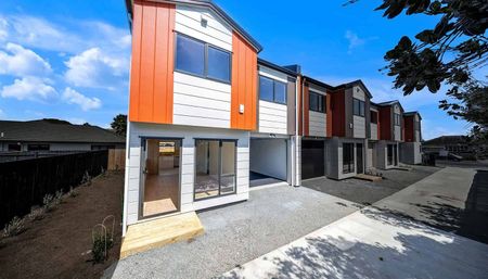 3 Bedroom + 2 Bathrooms Townhouse - Photo 5