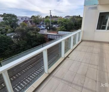 Two-Bedroom, Two-Bathroom Apartment with Balcony - Photo 5
