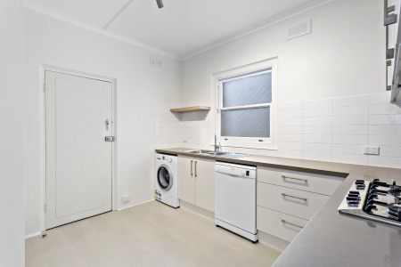 Classic Art Deco Charm in Richmond Hill - 6 Month Lease Preferred - Photo 4