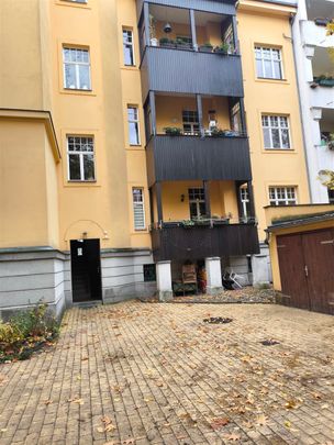 Tolle 2 R-Altbauwohnung mit viel Charme, Bad mit Wanne, gemütlicher Balkon! - Photo 1