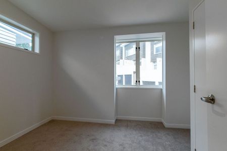 Newly Rennovated Parnell Townhouse with Amenities - Photo 3