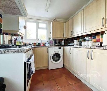 Queens Road, Farnborough, GU14 - Photo 4