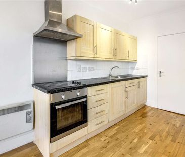 A good size, one bedroom flat ideally located on Wandsworth Road. - Photo 6