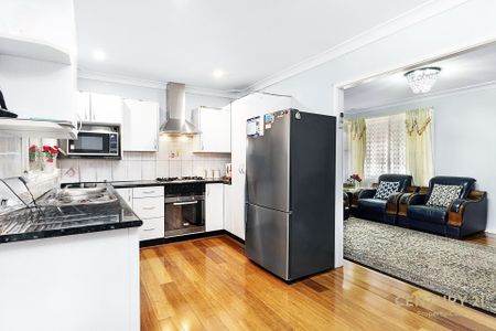 **Charming Family Home in Prime Minto Location** - Photo 2