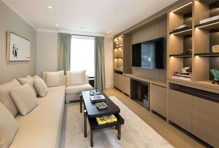 A beautifully restored and totally refurbished late Georgian Grade II listed townhouse situated in a prime position on the western side of Trevor Square. - Photo 2