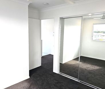 EXTRA UNDERCOVER PARK AT BACK OF UNIT-SPACIOUS 4 BED TOWNHOUSE WITH... - Photo 3