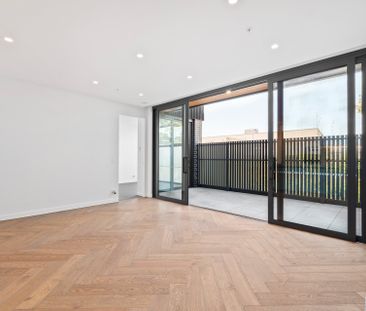 Elegant Parkside Living in the Heart of Caulfield North - Photo 2