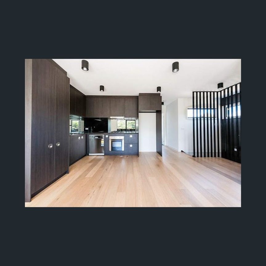 Stylish Townhouse with Golf Course Views in Prime Parkdale Location - Photo 1