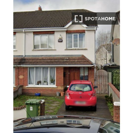 Room for rent in a four-bedroom house in Dublin - Photo 1