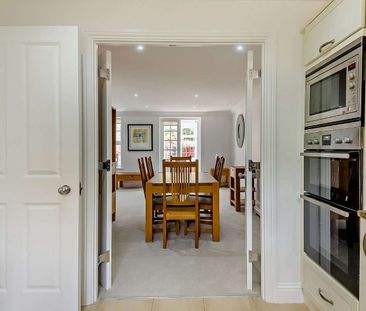 An immaculately presented three bedroom family house. - Photo 2