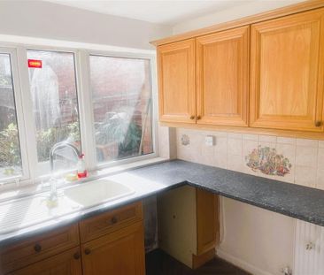 3 bedroom end of terrace house to rent - Photo 1