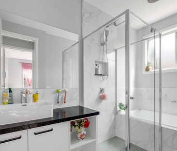 Beautifully Presented Family Home in the Heart of The Grove Estate - Photo 4