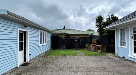 Spacious Tidy Home - Photo 2