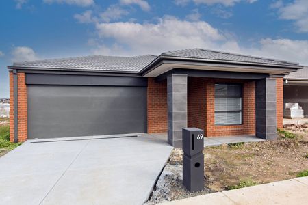 MODERN FOUR BEDROOM HOME LOCATED IN WINTER VALLEY - Photo 2