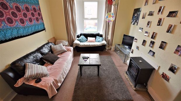 8 bedroom House in & 199 Cardigan Lane, Leeds - Photo 1