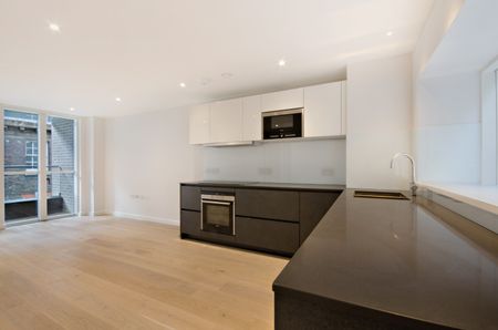 3 Bedroom Flat, Fouberts Place, London, Soho, Greater London, W1F - Photo 5