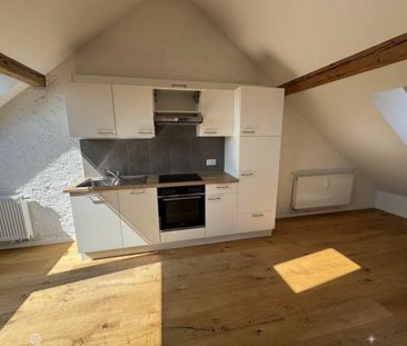 Sonnige Dachwohnung mit Sichtbalken und besonderem Charme - Photo 1