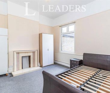 4 bedroom flat to rent - Photo 2