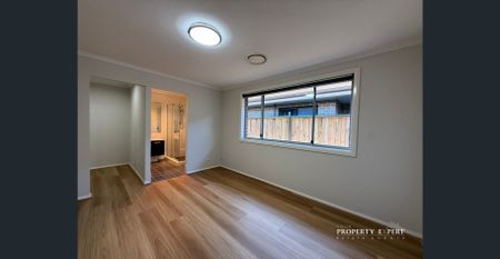 Stunning Family Home – Walking distance to The Ponds High School and Riverbank Public School - Photo 4