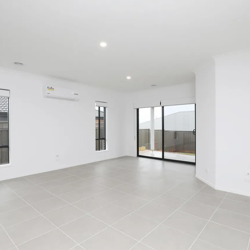 11 Duloe Rise, Melton South VIC 3338 - House For Rent | Domain - Photo 1