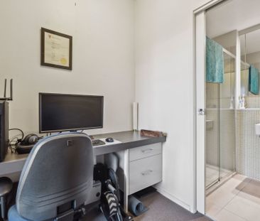 A beautifully presented 1-bedroom apartment in Kingston with a stud... - Photo 4