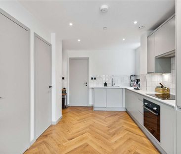 A modern one bedroom apartment in a new build development with a gym and communal roof terrace. - Photo 1