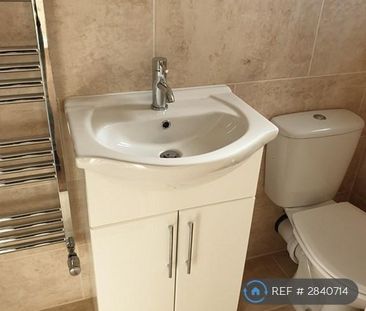 4 bedroom semi-detached house to rent - Photo 6