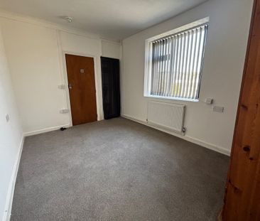 FLAT 2, Glanmor Terrace, Burry Port, SA16 0NE - Photo 4