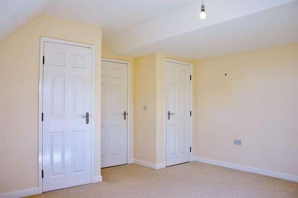 Augustine Court, Spire View, SP2 - Photo 1