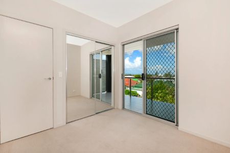Stunning and Conveniently Located Unit + 2 Car Parks - Photo 4