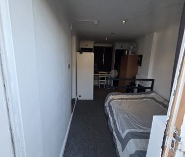 Room in a Shared House, Allhallows Road, E6 - Photo 2