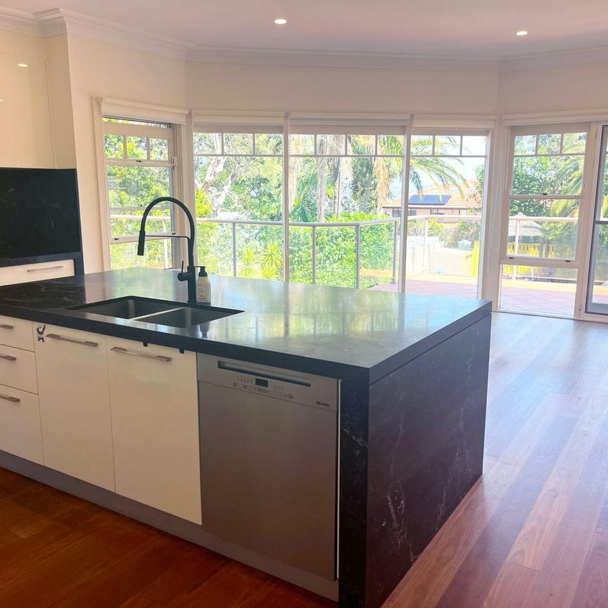 Spacious and sun-drenched freestanding house in tranquil location - Photo 1