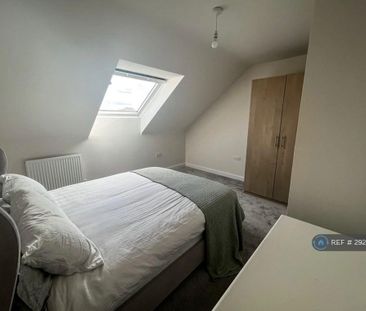 4 bedroom semi-detached house to rent - Photo 5