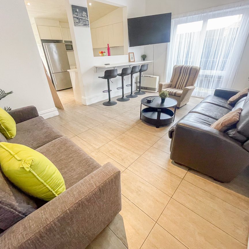 FANTASTIC FIVE BEDROOM HOUSE - Photo 1